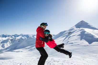 serfaus-fiss-ladis---mama-und-kind-beim-tanz-im-schnee.jpg